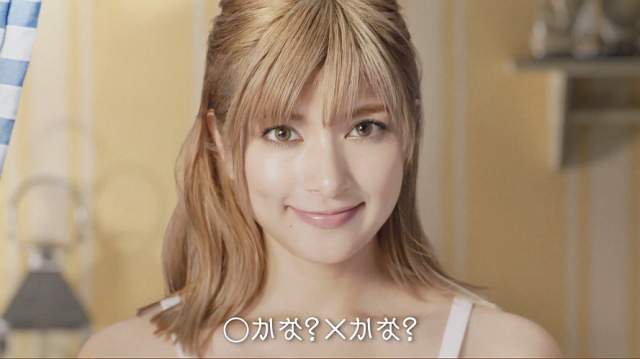 ローラ コーセー化粧品 美人のヒミツ Web Cm キレイの選択 なんだか肌が敏感 化粧水を変えた方がよい 1分 あ ローラ Cm Navi