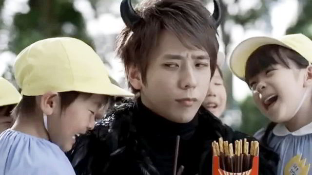 嵐メンバー 二宮和也 グリコ ポッキー TV-CM デビル・ニノ公園篇。「見